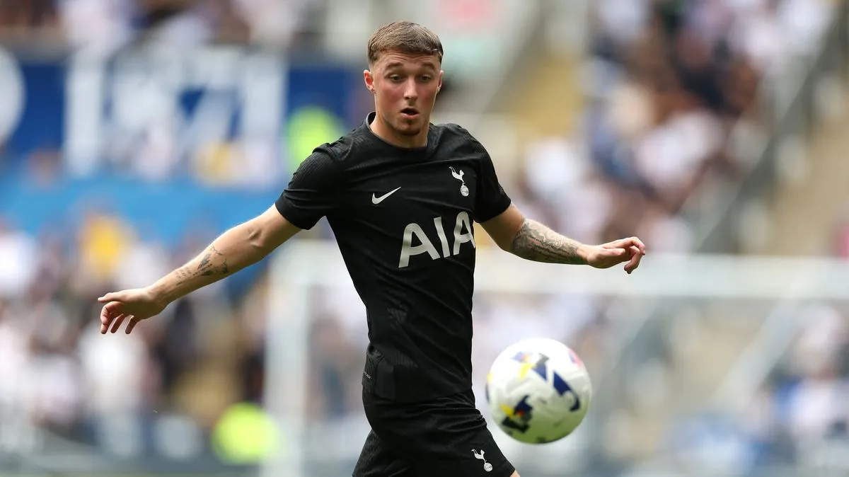 Pesan Emosional Alfie Devine Usai Resmi Tinggalkan Tottenham