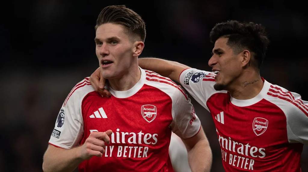 Manajer Arsenal Mikel Arteta tersenyum saat memantau sesi latihan tim di London