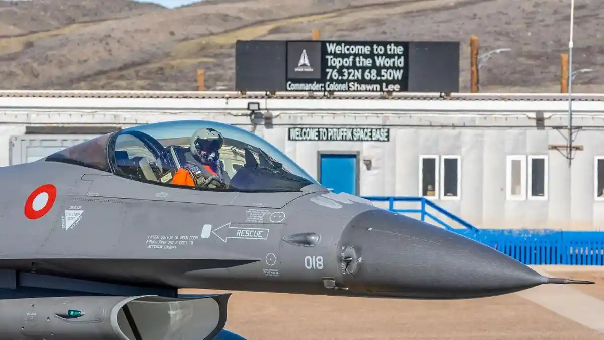 Jet tempur siluman F-35 Lightning II milik Angkatan Udara Amerika Serikat sedang melakukan patroli udara di atas kawasan Timur Tengah dengan latar belakang gurun.