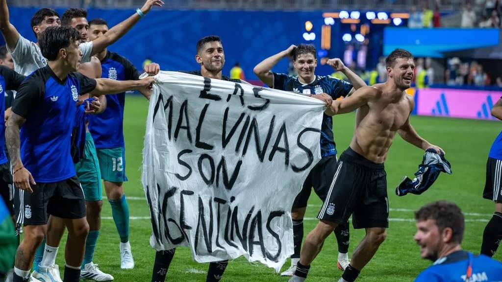 Bawa Spanduk Falkland, Cristian Romero dan Timnas Argentina Terancam Sanksi FIFA