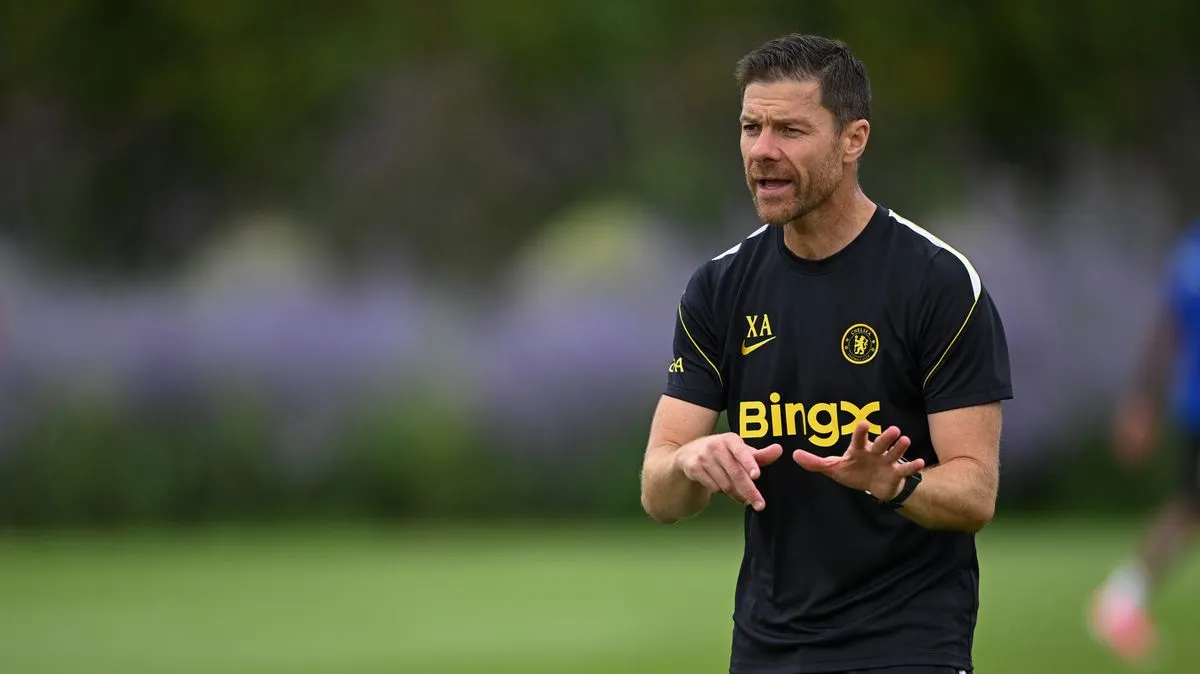 Suasana sesi latihan intensif skuad Chelsea di pusat pelatihan Cobham, Surrey, di bawah arahan langsung manajer baru Xabi Alonso menjelang tur pra-musim.