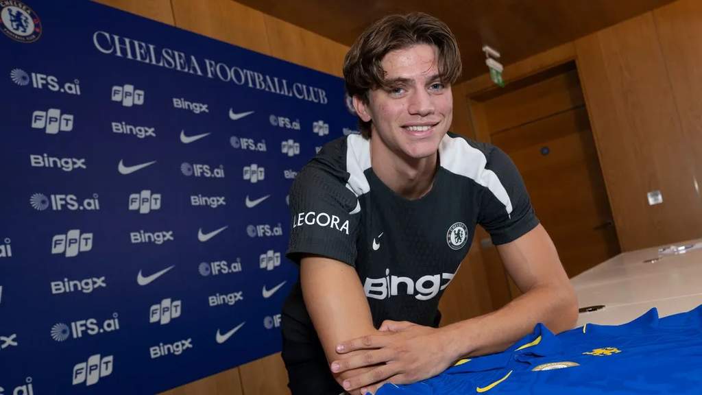 Pemain baru Chelsea Marco Palestra tersenyum saat pengumuman resmi transfer dari Atalanta