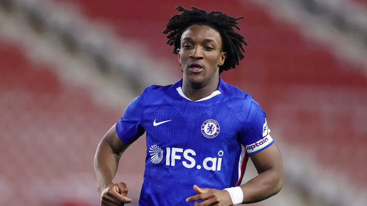 Striker muda berbakat Chelsea, Shim Mheuka, saat beraksi di lapangan mengenakan jersi biru kebanggaan The Blues.