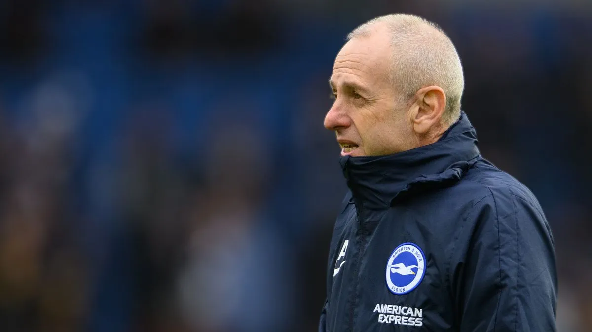 Manajer Tottenham Hotspur Roberto De Zerbi sedang memberikan instruksi taktis kepada para pemainnya dalam sesi latihan pramusim di Hotspur Way.