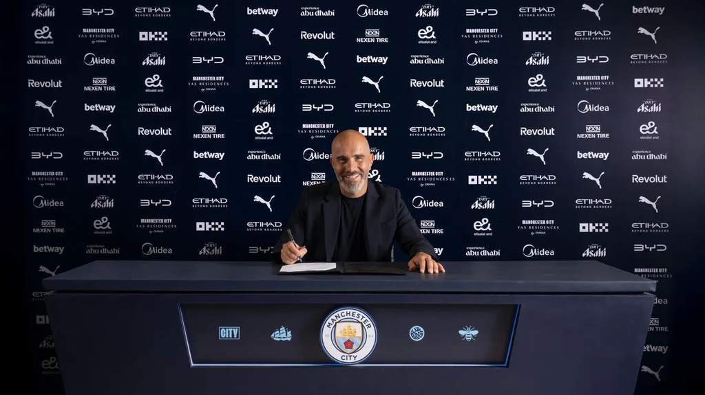 Enzo Maresca tersenyum dalam sesi perkenalan resminya sebagai manajer baru Manchester City