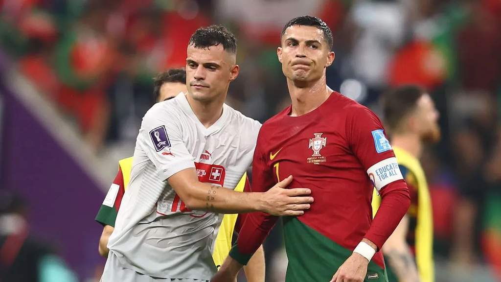 Granit Xhaka saat beraksi di lapangan tengah membuka peluang reuni dengan Xabi Alonso di Chelsea