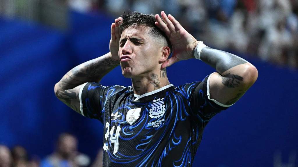 Gelandang Argentina Enzo Fernandez melakukan selebrasi setelah mencetak gol penyeimbang ke gawang Inggris dalam laga semifinal Piala Dunia di Stadion Mercedes-Benz.
