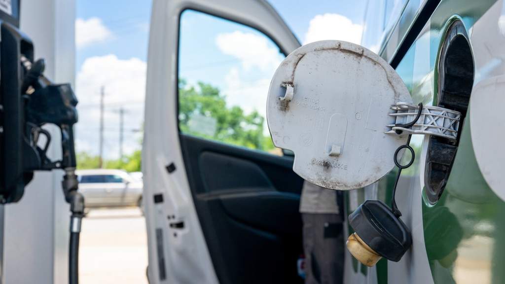 Seorang warga sedang mengisi bahan bakar di stasiun pengisian bensin Valero di Austin, Texas, Amerika Serikat.