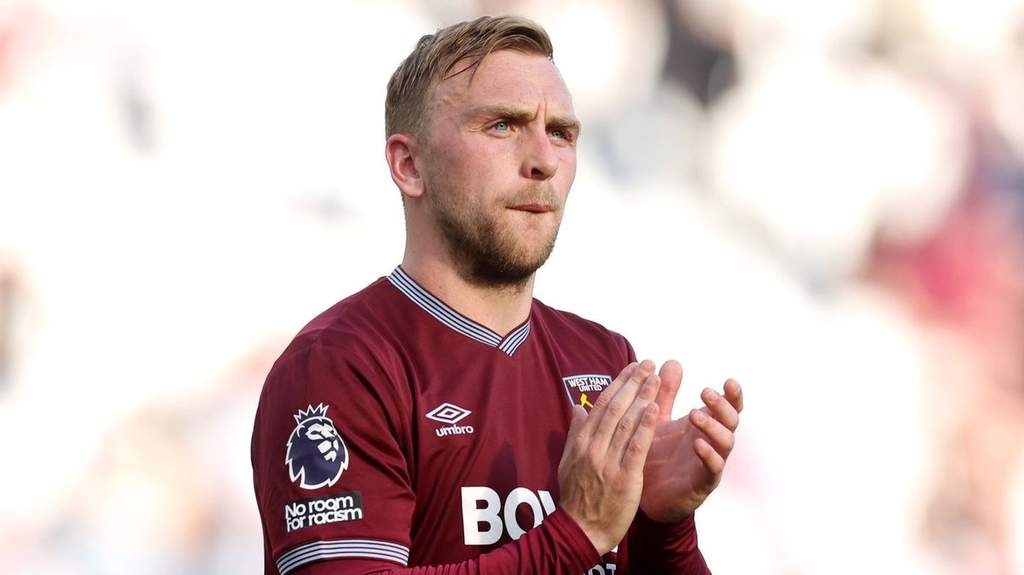 Winger West Ham United Jarrod Bowen tersenyum saat sesi latihan di London Stadium menjelang bergulirnya kompetisi Championship musim 2026-2027.
