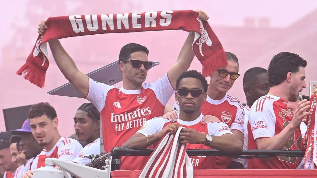 Manajer Arsenal Mikel Arteta memberikan instruksi taktis kepada para pemainnya di pinggir lapangan dalam sebuah sesi pertandingan.