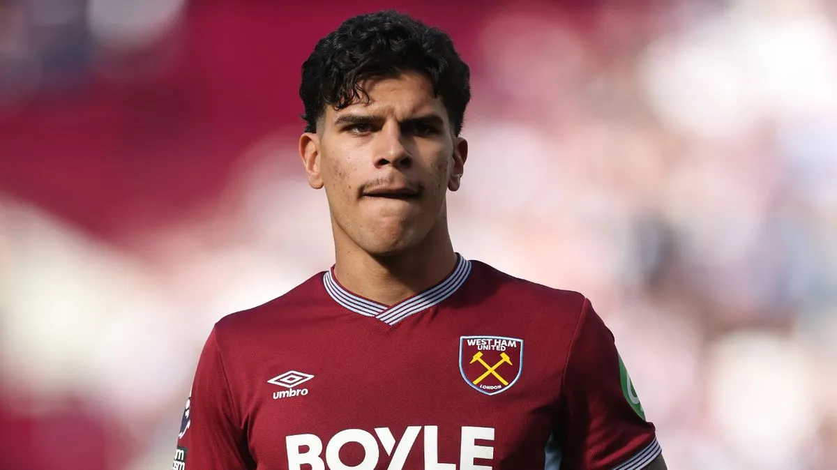 Manuel Ugarte ditandu keluar lapangan saat membela Uruguay, memengaruhi transfer Manchester United