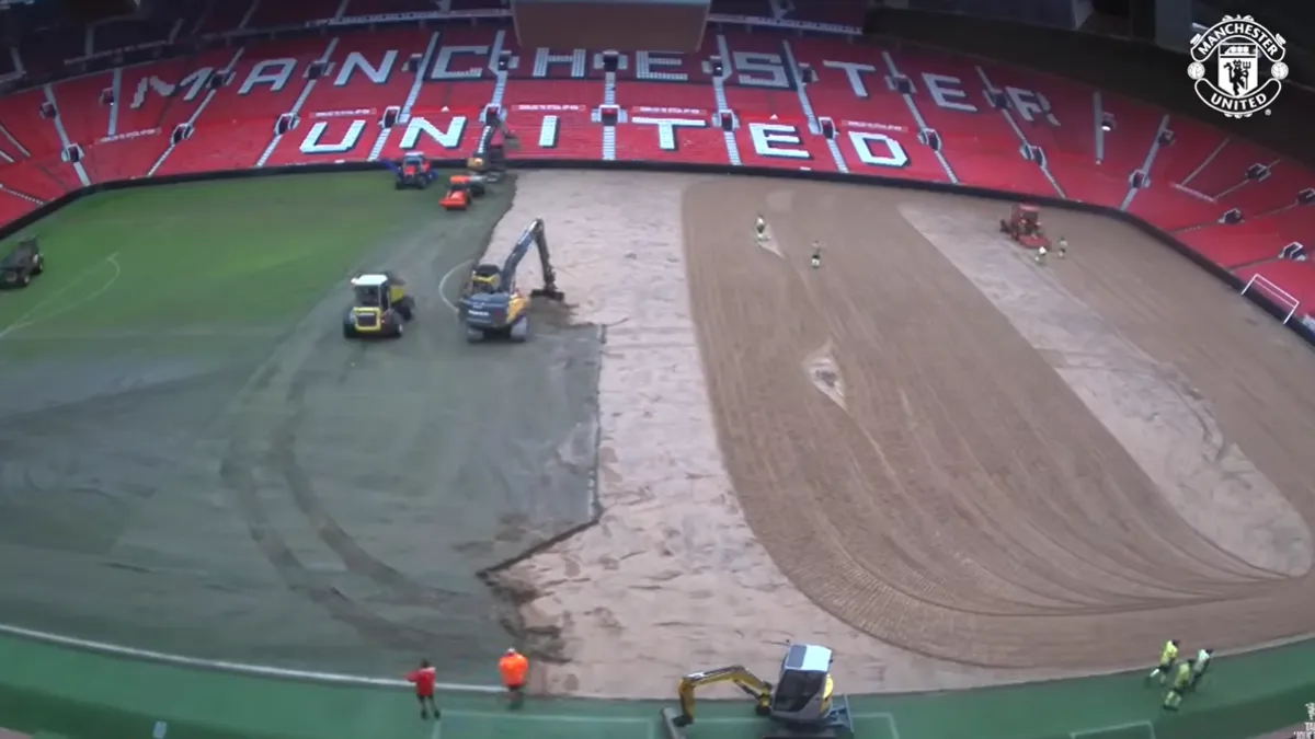 Proses pembongkaran rumput dan renovasi lapangan besar-besaran di Stadion Old Trafford