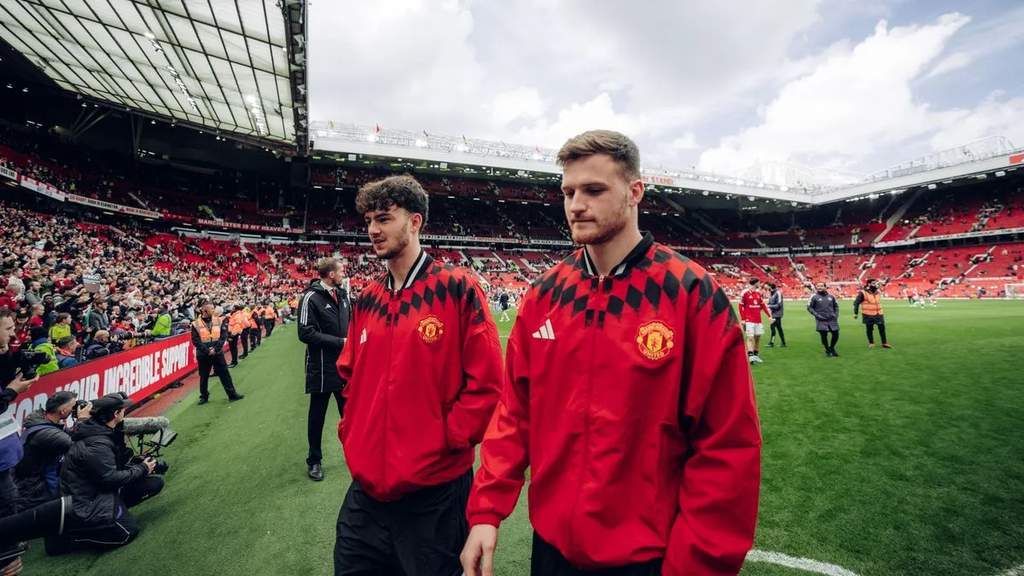 Penjaga gawang muda Manchester United Dermot Mee di sesi latihan Old Trafford