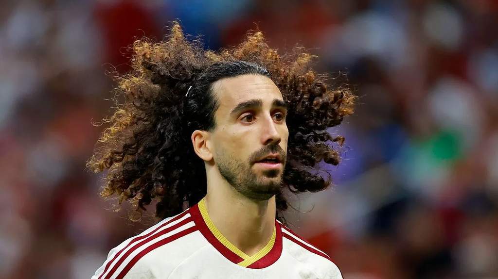 Marc Cucurella dan Enzo Fernandez saat masih membela Chelsea di Stamford Bridge