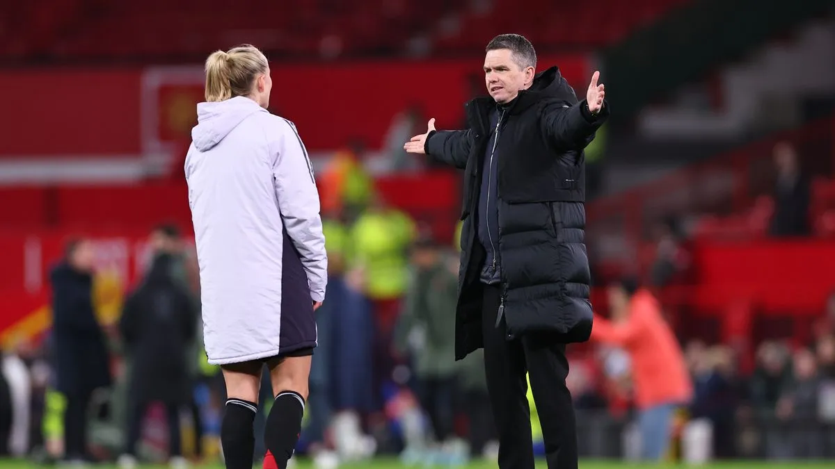 Ekspresi pelatih Marc Skinner saat Manchester United Women menghadapi Bayern Munich di Old Trafford