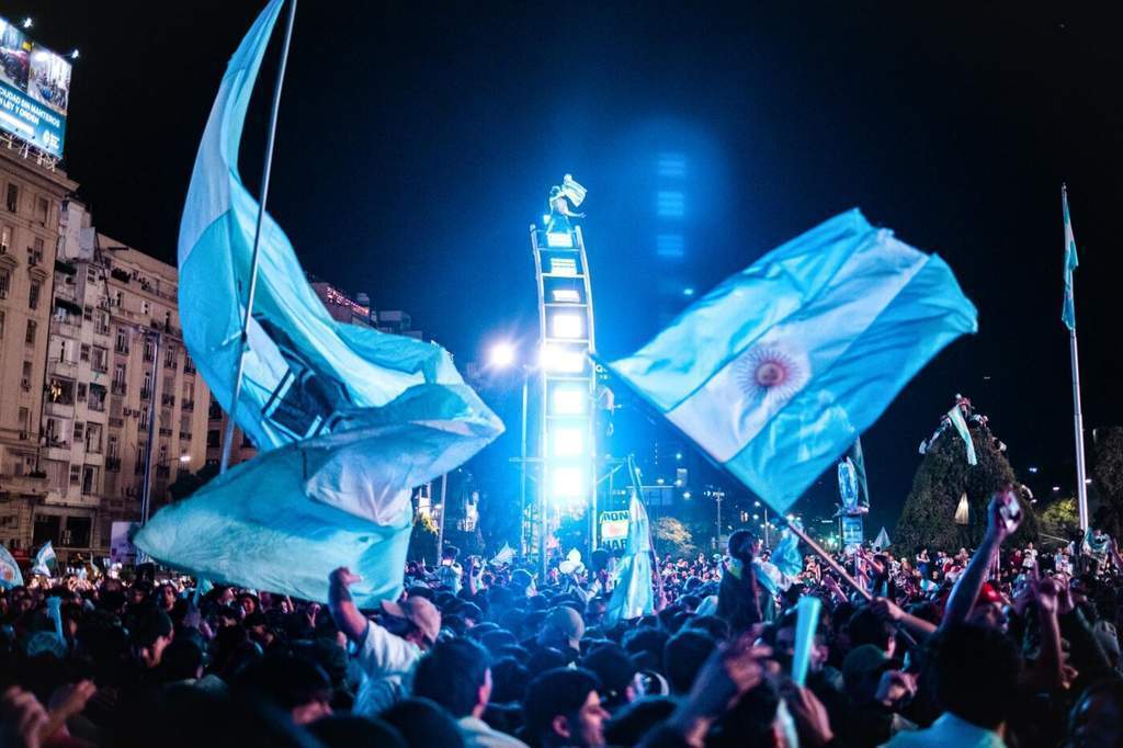 Para pemain timnas Argentina merayakan kemenangan dramatis atas Inggris di babak semifinal Piala Dunia 2026 dengan saling berpelukan di lapangan.
