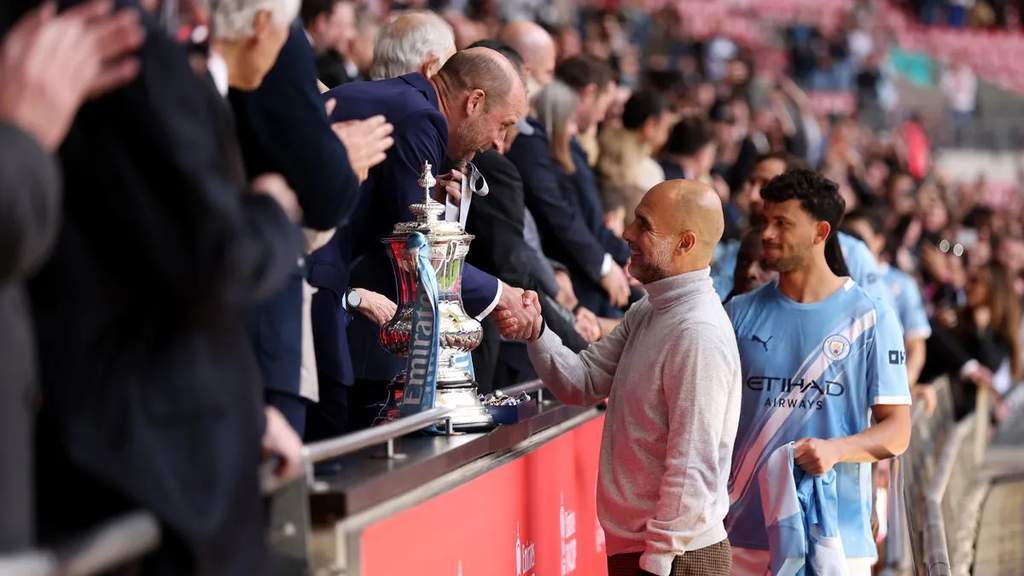 Pep Guardiola Beri Peringatan Keras kepada Skuad Manchester City