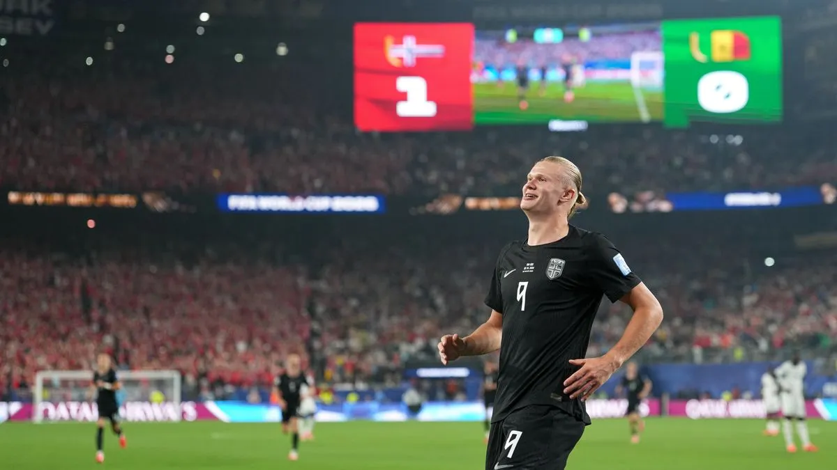 Striker Norwegia Erling Haaland merayakan gol di Piala Dunia melawan Senegal