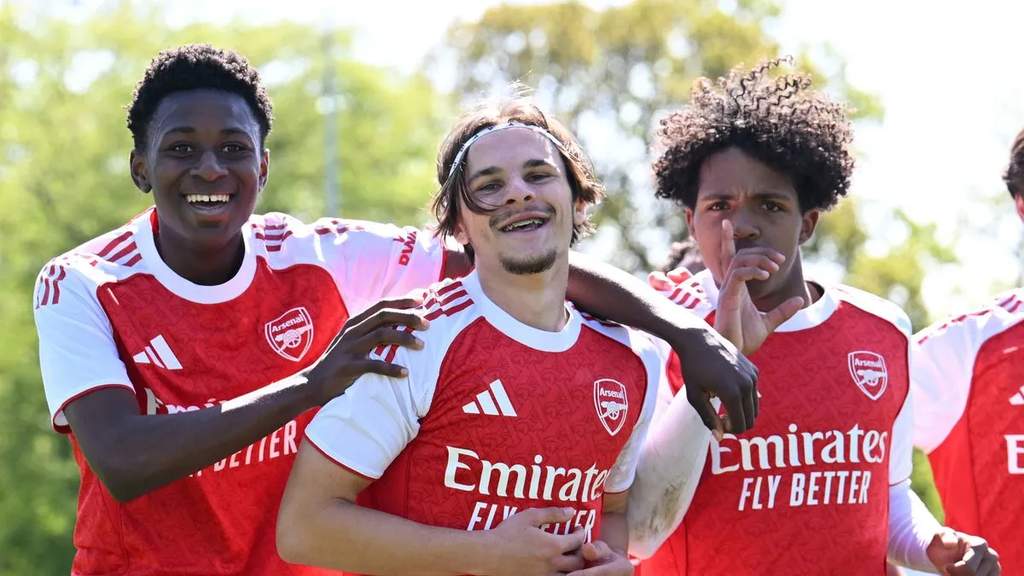 Pemain muda Arsenal Josh Nichols saat bertanding membela tim senior di Stadion Emirates