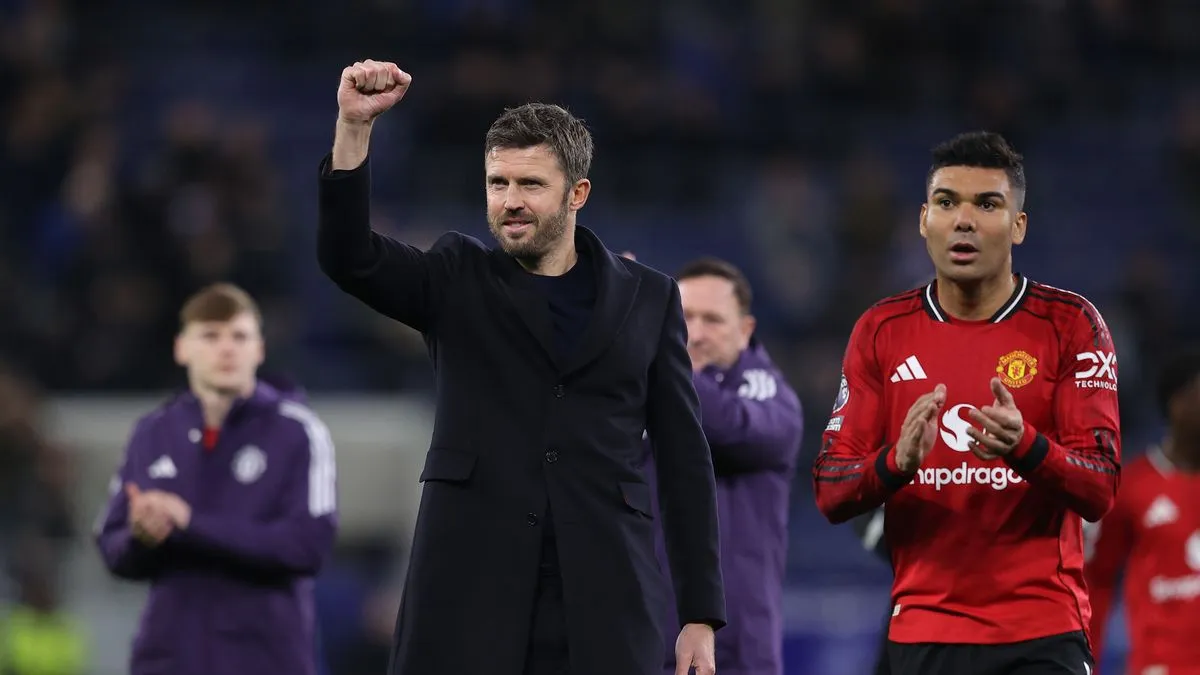 Manajer Manchester United Michael Carrick saat memberikan instruksi di pinggir lapangan