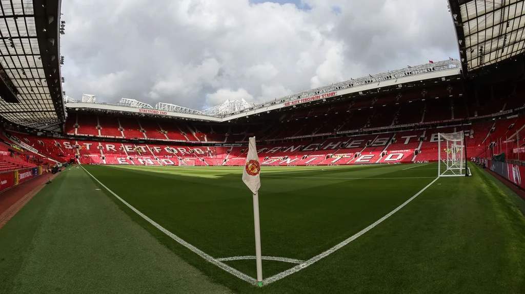 Proses renovasi rumput lapangan dan area dugout di Stadion Old Trafford Manchester United
