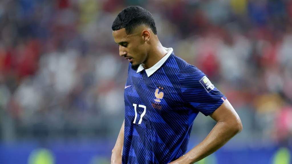 Bek Arsenal William Saliba berekspresi saat bertanding, kini harus beristirahat lama akibat cedera punggung.