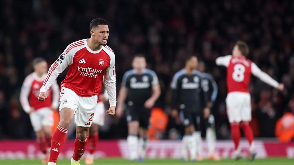 Kekhawatiran Cedera William Saliba Meningkat, Arsenal Bidik Ezri Konsa